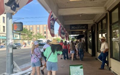 PEOPLE-WALKING-BY-THE-PARAMOUNT