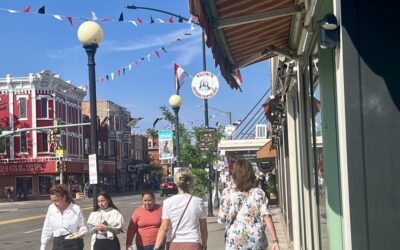 PEOPLE-WALKING-ON-LINCOLNWAY